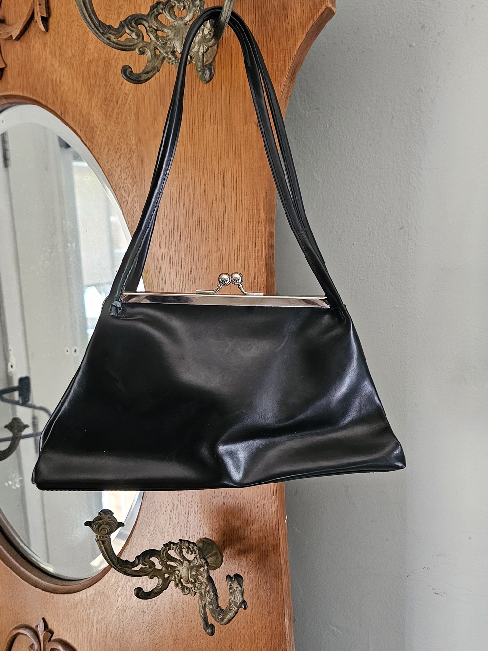 Classic Black Shoulder Bag with Kiss-Lock Frame